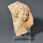 ARQUEOLOGÍA. ROMA. Fragmento de relieve: putto (ss. I-IV d.C.). Piedra marmórea. Altura 7,5 cm.