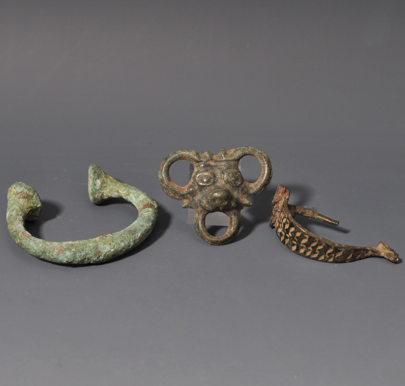 ARQUEOLOGÍA. ROMA-ÁFRICA OCCIDENTAL. Lote de 3 piezas: fíbula, aplique y manilla...
