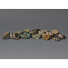ARQUEOLOGÍA. DE ROMA A EDAD MEDIA. Lote de 17 anillos. Bronce y plata. Diámetro de 1,8 a 2,5 cm.

Ex colección Cores.