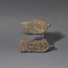 ARQUEOLOGÍA. VISIGODOS. Lote de 2 hebillas (ss. V-VIII). Bronce. Longitud de 7,5 a 8 cm.