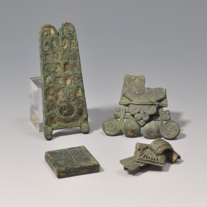 ARQUEOLOGÍA. PUEBLOS GERMÁNICOS. Lote de 4 objetos: 3 fragmentos de fíbulas y un...