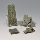 ARQUEOLOGÍA. PUEBLOS GERMÁNICOS. Lote de 4 objetos: 3 fragmentos de fíbulas y un ponderal (ss. V-VIII d.C.). Bronce. Longitud de 2,5 a 7 cm.