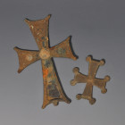 ARQUEOLOGÍA. BIZANCIO. Lote de 2 cruces (ss. VII-IX). Bronce. Longitud de 7 a 14,5 cm.

Ex colección Cores.