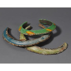ARQUEOLOGÍA. MUNDO ISLÁMICO. Mamelucos. Lote de 3 pulseras fragmentadas (ss. XIII-XV). Pasta vítrea. Longitud de 7 a 9 cm.