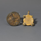 ARQUEOLOGÍA. EDAD MODERNA. Lote de 2 placas (ss. XVI-XIX). Bronce. Longitud de 3 a 3,3 cm.