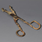 ARQUEOLOGÍA. EDAD MODERNA. Pinza quirúrgica (ss. XVII-XVIII). Bronce. Longitud 13,5 cm.