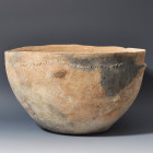 ARQUEOLOGÍA. CHINA. Neolítico. Cultura Yangshao. Cuenco (ca. 4000 a.C.). Cerámica. Altura 18 cm. Diámetro 31,5 cm. Adjunta certificado de termoluminis...