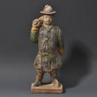 ARQUEOLOGÍA. CHINA. Dinastía Ming. Figura de cortejo (1368-1644). Terracota vidriada. Altura 23 cm.