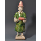 ARQUEOLOGÍA. CHINA. Dinastía Ming. Figura de cortejo (1368-1644). Terracota vidriada. Altura 26 cm.