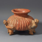 ARQUEOLOGÍA. PREHISPÁNICO. Mesoamérica. Vasija con tres figuras antropomorfas. Cerámica. Altura 10,5 cm. Diámetro 14,5 cm.