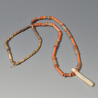 ARQUEOLOGÍA. PREHISPÁNICO. Cultura Tairona. Collar de cuentas de diversos formatos con colgante (200-1600). Diferentes materiales. Longitud 33,5 cm.