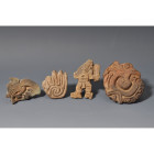 ARQUEOLOGÍA. PREHISPÁNICO. Cultura Jama Coaque. Lote de 4 sellos (500 a.C.-500 d.C.). Cerámica. Longitud de 4,3 a 7,5 cm.

Ex colección Barón Howard...