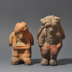ARQUEOLOGÍA. PREHISPÁNICO. Cultura Jama Coaque. Lote de 2 figuras antropomorfas con rasgos de ave (500 a.C.-500 d.C.). Cerámica. Altura de 8,5 a 9 cm....