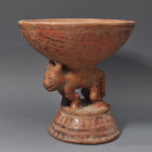 ARQUEOLOGÍA. PREHISPÁNICO. Cultura Manta. Copa con pedestal en forma de jaguar (800-1500). Cerámica. Altura 17,5 cm. Diámetro 16 cm.