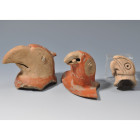ARQUEOLOGÍA. PREHISPÁNICO. Región andina. Lote de 3 fragmentos de aves. Cerámica. Altura de 6,5 a 7,5 cm.

Ex colección Barón Howard Strouth.