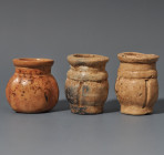 ARQUEOLOGÍA. PREHISPÁNICO. Lote de 3 pequeñas vasijas (500-1500). Cerámica. Altura 3,5 cm. Referencias de catalogación antiguas en su base.