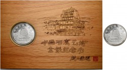 CHINA 
 Volksrepublik 
 20 Yuan 2001. Grotten von Dunhuang. KM 1388. Sehr selten. In Holzständer zum Aufstellen und Original­etui sowie Zertifikat. ...