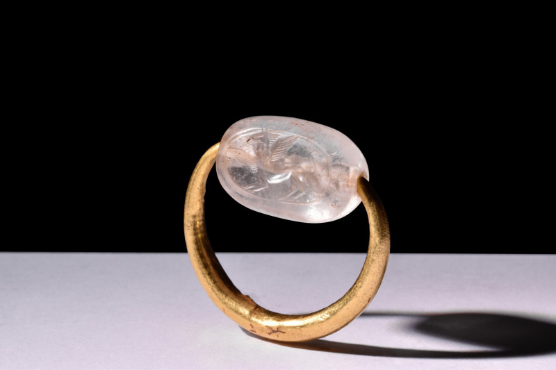 PHOENICIAN GOLD SWIVEL RING WITH GRIFFIN SCARABOID ROCK CRYSTAL 

 Ca. 500-400...