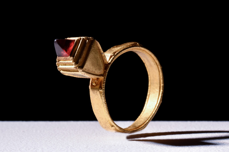 OSTROGOTHIC / MEROVINGIAN GOLD RING WITH PYRAMID GARNET

 Ca. 600-800 AD
 A M...