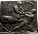 PLACCHETTE. ERCOLE E CENTAURO. SEC. XVIII-XIX
Bronzo, 106,90 gr, 63x55 mm. qBB
Probabile raffigurazione della lotta tra Eracle ed il centauro Nesso.