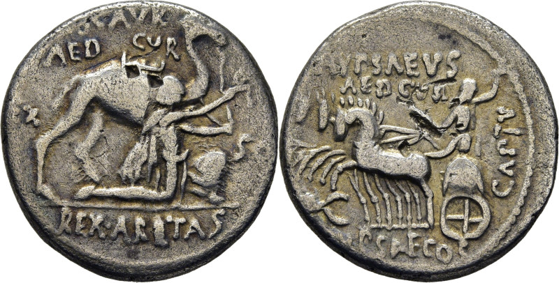 ROMA REPÚBLICA. Aemilia. Denario. Aemilio Scaro. 58 a.C. Aretas de rodillas con ...