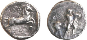 THESSAGLIA - LARISSA (circa 400-375 a.C.) DRACMA gr. 5,0 - D/Heros a d. tiene il toro per le corna R/Cavallo corre a d. sopra ΛAP sotto IΣA - Ar - BCD...