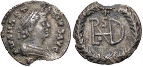 BARBARICHE - OSTROGOTI - Teodorico (489-526) - Quarto di siliqua (a nome di Anastasio) Metlich 45 R (AG g. 0,72) Metallo cristallizzato e segno di lim...