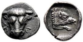 Phokis. Bündnisprägungen. 

AR-Obol 485-421 v. Chr. Stierkopf von vorn / Eberprotome nach rechts in Quadratum Incusum. BMC 36ff., SNG Cop. 104. 0,85...