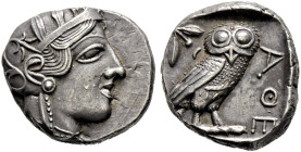 Attika. Athen. 

Tetradrachme 454-404 v. Chr. Athenakopf im attischen Helm nach rechts / Eule mit hersehendem Kopf nach rechts stehend vor Olivenzwe...
