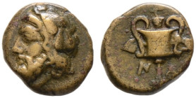 Kykladen. Naxos. 

AE-11 mm um 350 v. Chr. Kopf des bärtigen Dionysos mit Efeukranz nach links / Kantharos, oben Traube, links und rechts Efeublatt....