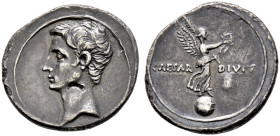 Imperatorische Prägungen. Octavianus 44-28 v. Chr. 

Denar ca. 32-29 v. Chr. -Brundisium oder Rom-. Bloße Büste nach links / Victoria mit Kranz und ...