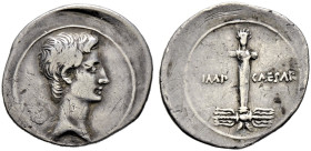 Imperatorische Prägungen. Octavianus 44-28 v. Chr. 

Denar ca. 29-27 v. Chr. -Brundisium oder Rom-. Bloße Büste nach rechts / Statue des Octavian au...