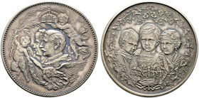 Brandenburg-Preußen. Wilhelm II. 1888-1918. 

Silbermedaille 1889 von L. Pulst (nach einem Entwurf von G. Geyer), auf die kaiserliche Familie. Zwei ...