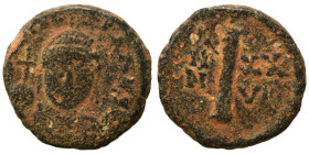 Justinian I, 527-565. Decanummium (bronze, 3.57 g, 17 mm), Rome. D N IVSTINIANVS P AV Helmeted, diademed and cuirassed bust of Justinian I facing, hol...