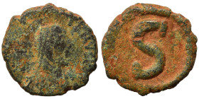 Justin II, 565-578. 6 Nummi (bronze, 2.28 g, 14 mm), Alexandria. […]TINVS P P Diademed, draped and cuirassed bust right. Rev. Large S. DOC 189; MIB -;...