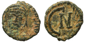 Justin II. 565-578. 2½ Nummi (bronze, 0.93 g, 10 mm), Rome. Helmeted and cuirassed bust facing, holding globus cruciger and shield. Rev. Large NƆ with...