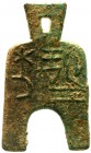 CHINA und Südostasien China Chou-Dynastie 1122-255 v. Chr
Bronze-Spatengeld mit flachem Griff ca. 400/300 v.Chr. "arched foot". Liang 2 Jin, mit ecki...