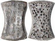 CHINA und Südostasien China "Sycees"
Sycee zu 25 Taels, Jin-Dynastie 1115/1234. Für die Begleichung der Salzsteuer. 68 X 102 X 22 mm. 938,17 g. Shang...