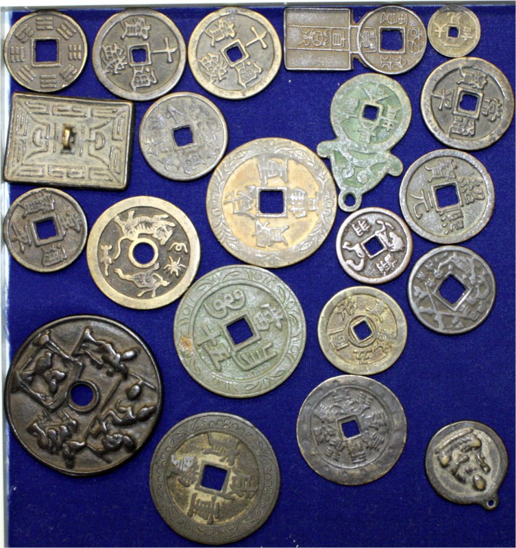 CHINA und Südostasien China Amulette
Schuber mit 21 Stück: 20 meist alte Bronze...