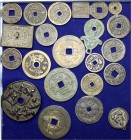 CHINA und Südostasien China Amulette
Schuber mit 21 Stück: 20 meist alte Bronzegussamulette (wenige neuere Güsse enthalten). Dazu ein rechteckiger Br...