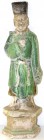 CHINA und Südostasien China Varia
Terrakotta-Grabfigur. Wohl Qing-Zeit. Standbild eines Bediensteten im Mantel mit grüner Glasur und mit hohem Hut mi...