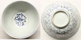 CHINA und Südostasien China Varia
Porzellan-Reisschale, weiß-blau, um 1820. Bemalung Blumen und Schnörkel. Durchmesser 15 cm, Höhe 7 cm