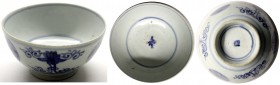 CHINA und Südostasien China Varia
Porzellan-Reisschale, weiß-blau, um 1820. Bemalung abwechselnd Lotusblumen und rundes Symbol. Durchmesser 14,8 cm, ...