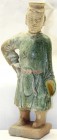 CHINA und Südostasien China Varia
Terrakotta-Grabfigur. Wohl Qing-Zeit. Standbild eines Bediensteten im Mantel mit grüner Glasur und Hut, den rechten...