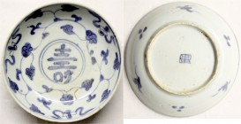 CHINA und Südostasien China Varia
Porzellanschale, weiß-blau, um 1820. In der Mitte das Zeichen "Shou" (= "ein langes Leben"), umgeben von Blumen. Du...