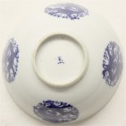 CHINA und Südostasien China Varia
Porzellan-Schale, weiß-blau um 1850. Außen 4 X Drache, Boden blaue Unterglasurmarke "zheng". Durchmesser 12,7 cm, H...