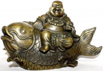CHINA und Südostasien China Varia
Messingskulptur, Buddha, ein Sycee haltend, sitzt auf einem großen Fisch, dekoriert mit 7 Cashmünzen. Die Bodenmark...