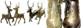 CHINA und Südostasien China Varia
2 Hirschskulpturen in Bronze und Messing. Jeweils dekoriert mit Münzen und großem "Fu" (= Glück) in verschiedenen S...