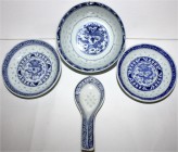 CHINA und Südostasien China Varia
4 Teile Porzellan, davon 3 gemarkt 'Wanyu' um 1900. Sogenanntes 'Bleu de Hue': Tiefe Schale und 2 flache Schalen, s...