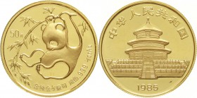 CHINA und Südostasien China Volksrepublik, seit 1949
50 Yuan GOLD 1985. Panda, an Bambuszweig turnend. 1/2 Unze Feingold.
Stempelglanz